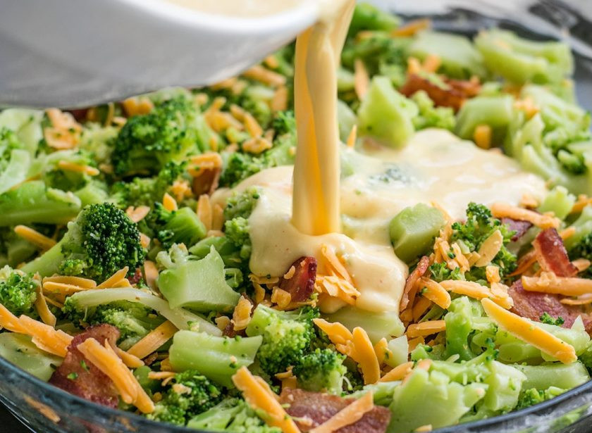 1. Этап. Киш с брокколи и сыром: 6. Залейте содержимое формы приготовленной смесью из яиц и молока.