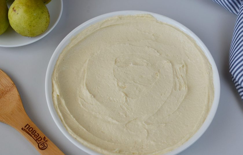 1. Этап. Грушевый пирог: Керамическую форму пергаментом можно не застилать, сразу распределите тыльной стороной ложки тесто по всей форме.