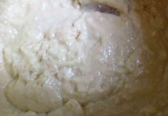 1. Этап. Пасха Красная горка: В остальном теплом молоке растворите дрожжи и по три ложки сахара и муки. Оставьте опару на 10 минут. Затем смешайте мучную смесь и опару и взбейте с помощью миксера. Оставьте на 1,5 часа. Затем желтки взбейте с остальным сахаром и щепоткой соли и половину получившейся массы добавьте в опару вместе с 250 гр. муки. Вымешайте и оставьте на час. После этого добавьте остальные желтки, муку, а также размягчённое сливочное масло, коньяк, мускатный орех, кардамон, ванильный сахар, взбитые белки (5 шт.) и хорошо вымесите. Дайте тесту подойти.