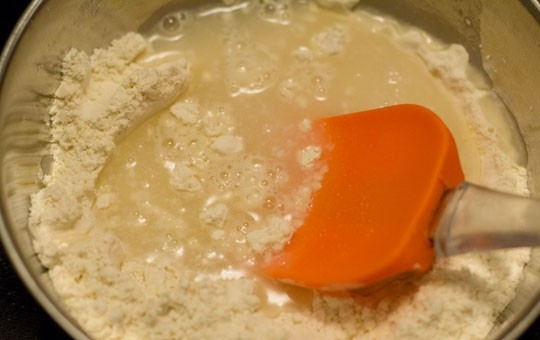 1. Этап. Джалеби индийские: 3. Влейте воду и начните перемешивать. Делать это нужно не менее 4 минут.