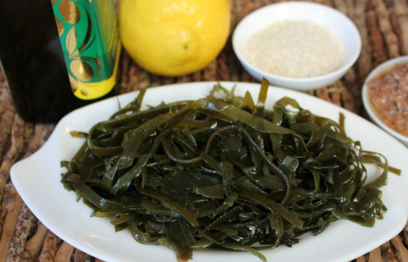 1. Этап. Салат из морепродуктов с морской капустой: На тарелку выкладываем морскую капусту.