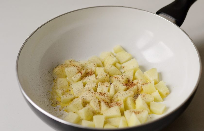 1. Этап. Постные начинки для лаваша: Очистите яблоки от кожуры, затем нарежьте кубиками. Растопите кусочек масла на сковороде, добавить яблоки, корицу и сахар. Потушите под крышкой до мягкости яблок. В конце добавьте изюм.