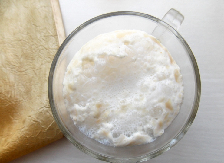 1. Этап. Японские молочные булочки Хокайдо: Слегка подогрейте молоко. Добавьте немного сахара и всыпьте дрожжи. Размешайте. Оставьте примерно на 15-20 мин. для активации дрожжей. Они начнут свою работу, и на поверхности образуется пенная шапочка.