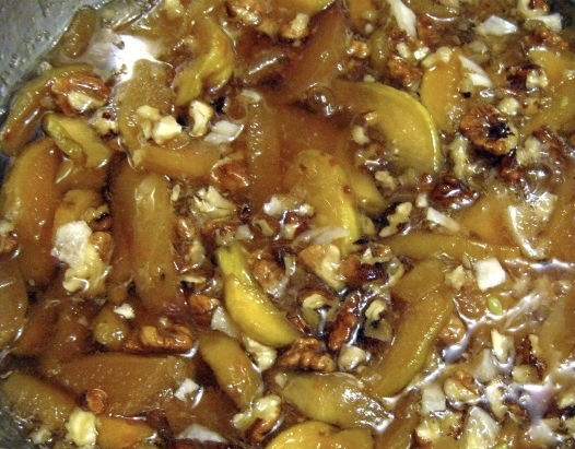 1. Этап. Айвовое варенье с лимоном: Теперь прогрейте на сковородке измельченные (не слишком сильно) грецкие орехи. Айву в сиропе снова доведите до кипения, добавьте к ней лимон (в том числе и цедру), а также — орехи. Проварите всё вместе ещё минут 15, а затем разлейте по стерильным баночками и закатайте. Приятного аппетита!