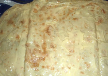 1. Этап. Рулет из лаваша с ветчиной: Теперь смажем лаваш тонким слоем плавленного сыра.