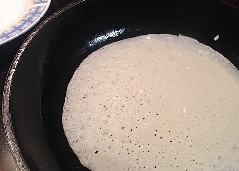 1. Этап. ПП-блины: Разогреваем сковороду, смазанную растительным маслом, и наливаем тонким слоем тесто. У меня сковорода 22 см, на один блин уходит половник теста.