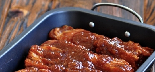 1. Этап. Ребрышки по-канадски: Спустя это время переложите рёбра в смазанный противень. Сверху вылейте оставшийся маринад и накройте фольгой. Запекайте в духовке при 180-200 градусах на протяжении часа. После фольгу снимите, а рёбрышки запекайте с конвекцией ещё полчаса (температуру лучше уменьшить градусов до 170-160).