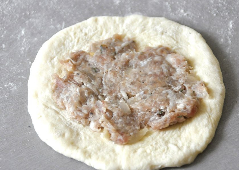 1. Этап. Кайнары: Раскатайте тесто в пласт, в центр положите фарш, разровняйте.