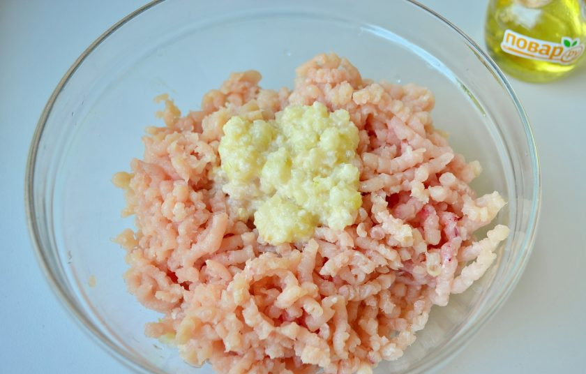 1. Этап. Куриные колбаски с сыром для гриля: 5. Куриное филе вымойте, порежьте крупными кусочками, пропустите через мясорубку вместе с жареным репчатым луком.