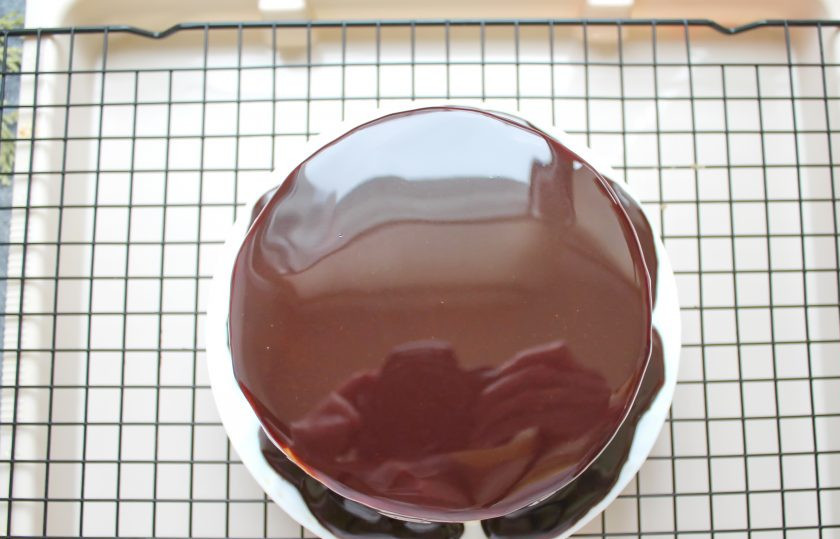 1. Этап. Глянцевая шоколадная глазурь для торта: Готовую шоколадную глазурь сразу выливайте на замороженный муссовый торт, который стоит на решетке.