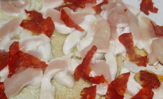 1. Этап. Гороховый суп с куриной грудкой: Куриную грудку и чорризо нарезаем средними кусочками и обжариваем на сливочном масле 5-7 минут.