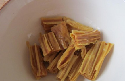 1. Этап. Вегетарианская уха: Соевую спаржу разломайте на средние кусочки и замочите в холодной воде. Лучше это сделать заранее.