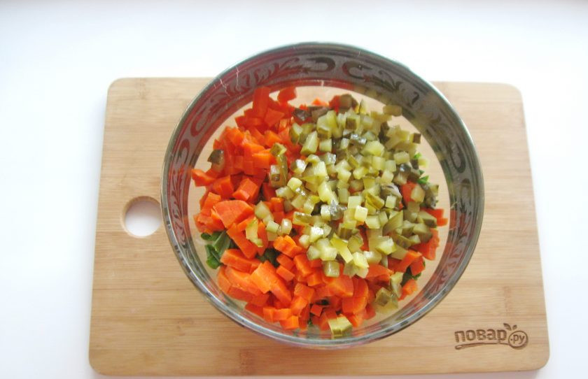 1. Этап. Винегрет по ГОСТу: Соленый огурец нарежьте точно так же. Добавьте в винегрет.