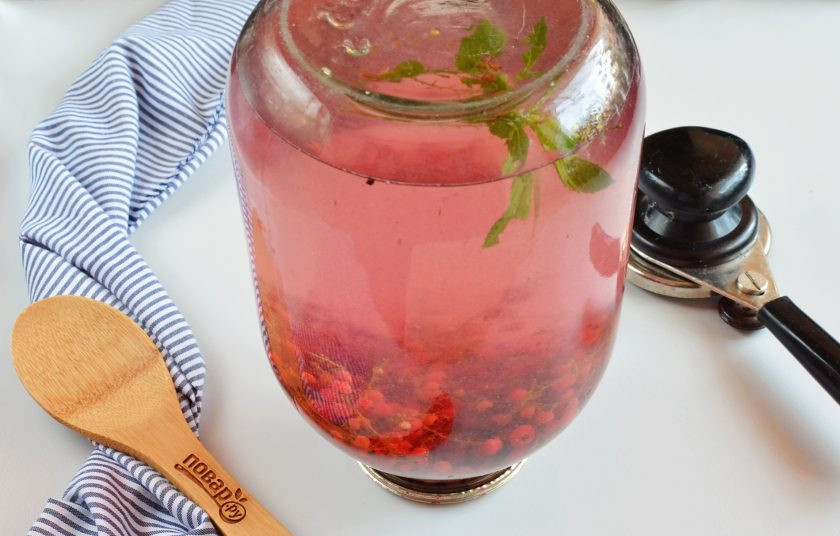 1. Этап. Компот из красной смородины на зиму: Закатайте банку, переверните вверх дном и оставьте до полного остывания.