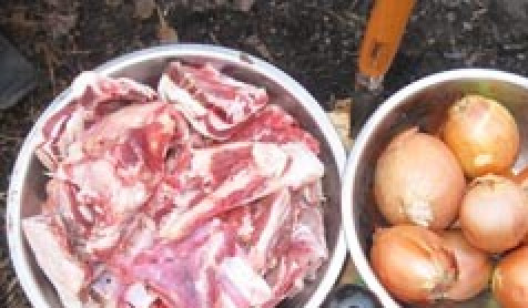 1. Этап. Бухлер из говядины: Говядину на косточке порубить, помыть, лук почистить.