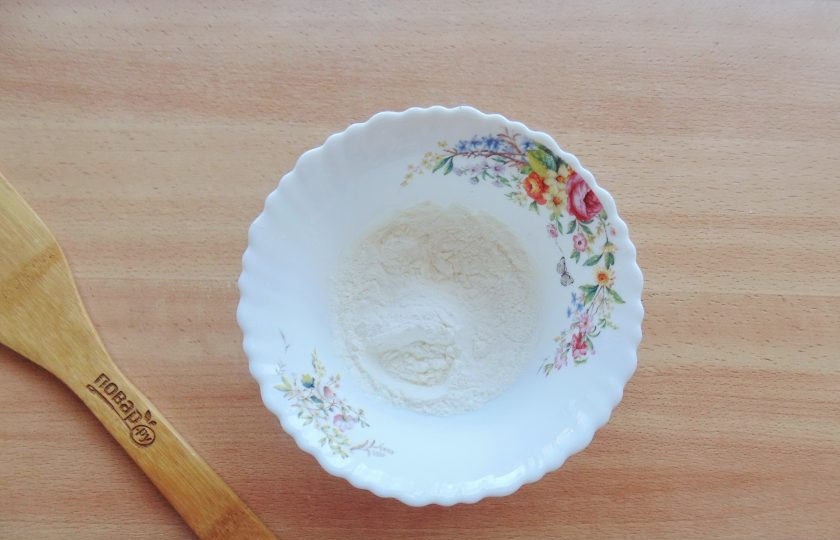 1. Этап. Виноградный кисель: В мисочку насыпьте крахмал.