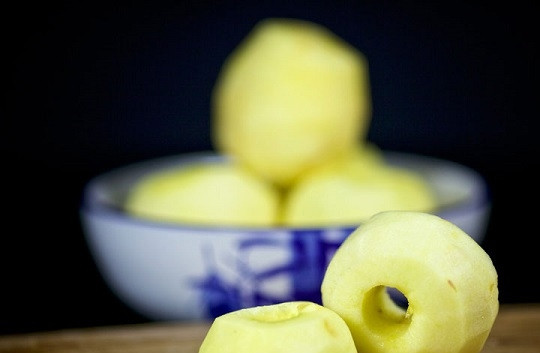 1. Этап. Яблоки, запеченные в тесте: 7. Каждое яблоко разрежьте пополам.