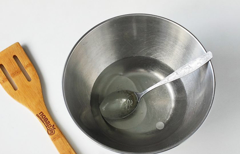 1. Этап. Постные манты с картошкой: Налейте воду в глубокую миску, добавьте соль и растительное масло.