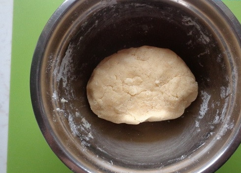 1. Этап. Тарталетки из песочного теста: Замешиваем однородное тесто. Отправляем в холодильник на 30-40 минут.