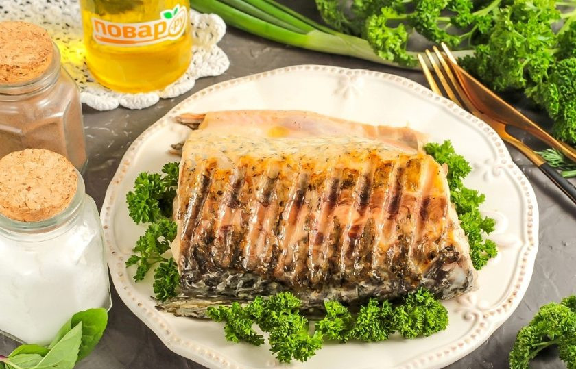 1. Этап. Карп на сковороде-гриль: Выложите румяное блюдо на тарелку и подайте к столу горячим.