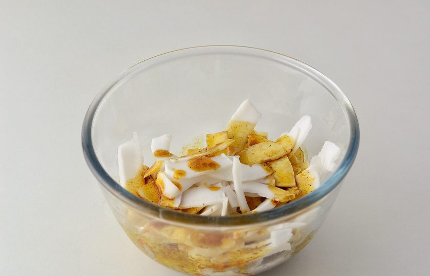 1. Этап. Кокосовый бекон: Влейте получившийся маринад в миску с кокосом. Перемешайте, чтобы он равномерно распределился.