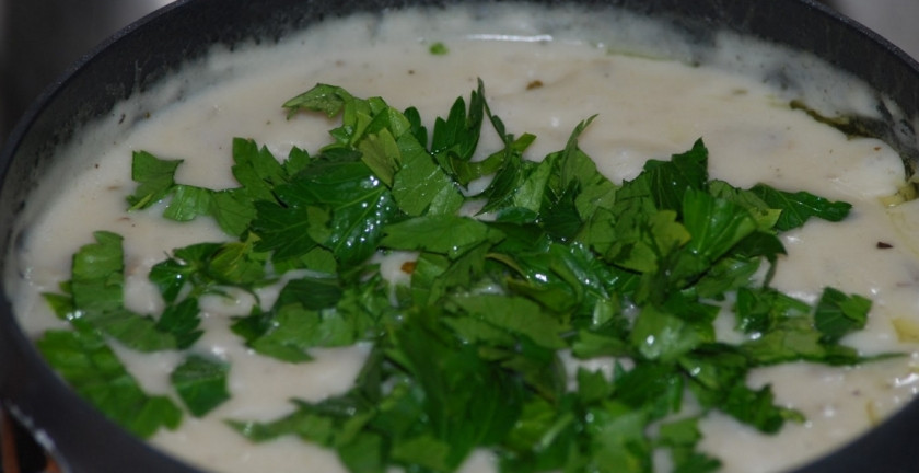 1. Этап. Грибная поджарка: Влейте полученную массу в грибы, дайте ей закипеть, потом варите еще минут 5. Добавьте в конце зелень. Такой вот вкусный соус может получится из грибной поджарки, к примеру.