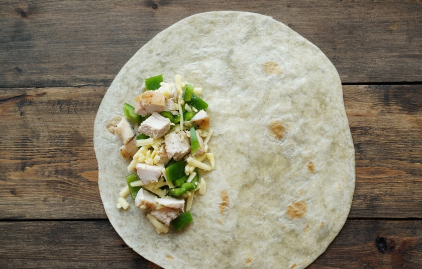 1. Этап. Энчилада: Выложите начинки на край тортильи. Тортилью сложите конвертиком, завернув в неё начинку. Тортильи сложите в форму, уложенную пекарской бумагой.