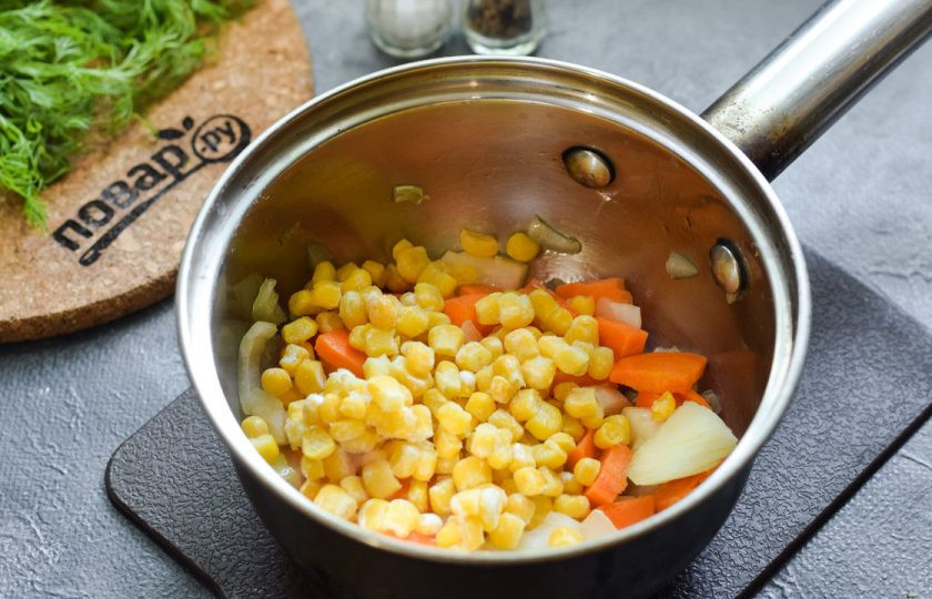 1. Этап. Суп с фасолью и кукурузой: Добавьте в кастрюлю кукурузу. Можно использовать консервированную или замороженную кукурузу.
