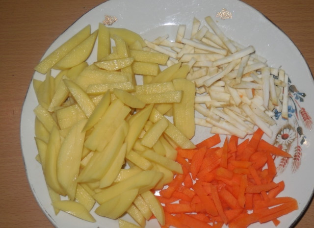 1. Этап. Уха из щучьих голов: Тем временем нашинкуйте соломкой очищенный картофель, оставшийся сельдерей и морковь.