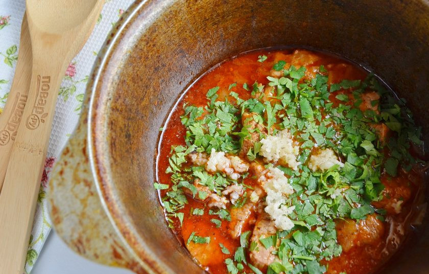 1. Этап. Шима блюдо: За две минуты до конца добавьте рубленый чеснок и кинзу. Перемешайте и снимите с огня. Кайла готова!