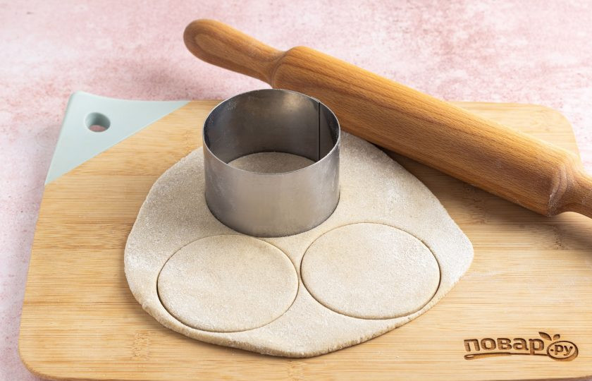 1. Этап. Ржаные лепешки постные: Раскатайте тесто толщиной примерно 1 см. Вырежьте из него кружочки.