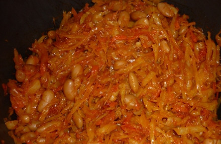 1. Этап. Капуста с фасолью в мультиварке: Помешиваем все в течение двадцати минут. Добавляем фасоль.