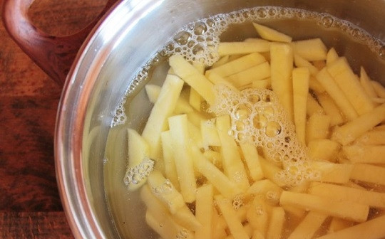 1. Этап. Рыбный суп из сайры: 1. Картофель очистите, нарежьте, выложите в кастрюлю и залейте водой. Варите на среднем огне после закипания минут 10-12. Подсолите немного.