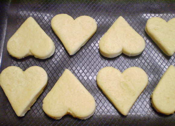 1. Этап. Печенье на сливочном масле: 10. Печенье выложите на противень, застеленный бумагой или ковриком. Выпекайте 10-15 минут.