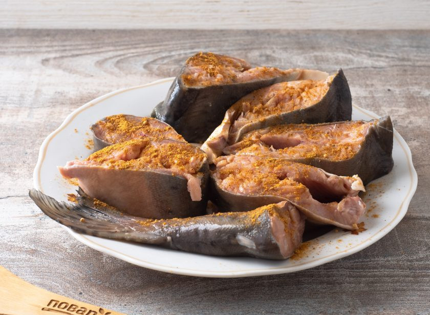 1. Этап. Горбуша в панировочных сухарях на сковороде: Рыбу помойте и нарежьте на стейки. Посыпьте с двух сторон специями, посолите по вкусу и сбрызните лимоном.