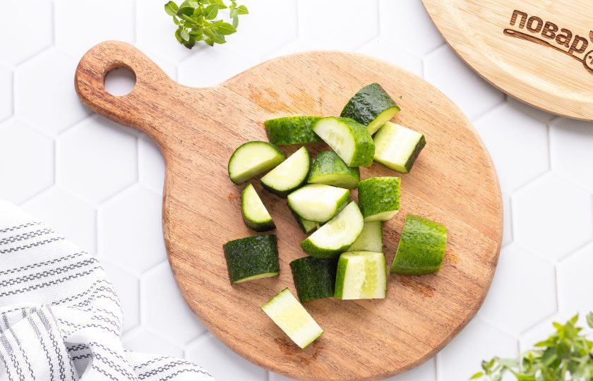 1. Этап. Холодный суп из огурцов и кокосового молока: Огурцы помойте, отрежьте кончики и нарежьте крупными ломтиками.