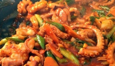 1. Этап. Осьминог по-корейски: Теперь добавим соус, перемешиваем и готовим еще минуты 3. Пробуем, если надо, добавим соли. Вот и все, осьминог готов.