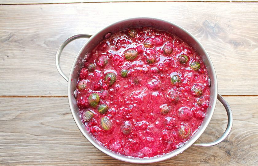 1. Этап. Варенье Ассорти из смородины, малины и крыжовника: Дайте постоять ягодам с сахаром в течение одного часа, чтобы выделился сок.