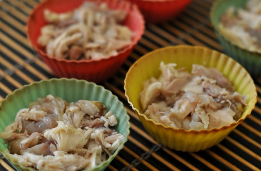 1. Этап. Холодец из рульки и курицы: Достаем мясо, крошим, отделяем от костей, морковь можно фигурно нарезать. Бульон еще раз доведите до кипения, дайте остыть. Заполняем формочки.