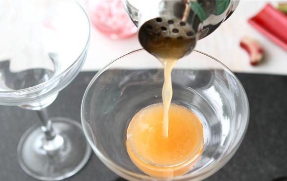 1. Этап. Коктейль Маргарита с ревенем: 5. Перемешать в шейкере в течение 10 секунд, а затем разлить по бокалам. Украсить бокалы ломтиками лайма при желании.