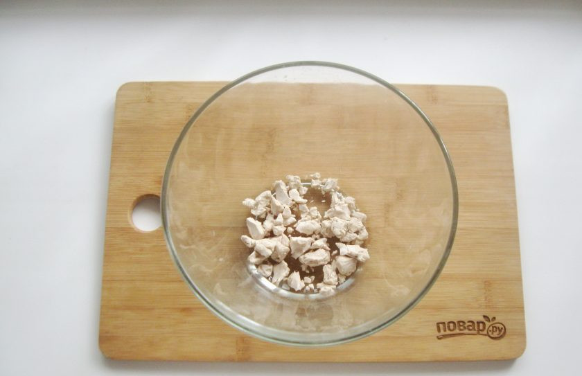 1. Этап. Дрожжевой пирог с малиной: В миску выложите дрожжи.