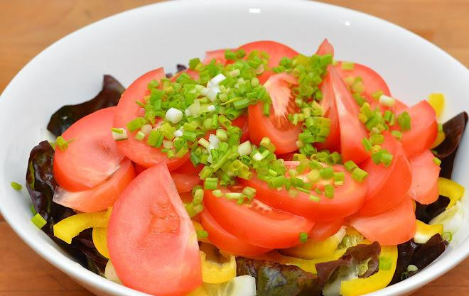 1. Этап. Салат с лимонной заправкой: Аналогично поступаем с зеленым луком и помидорами - нарезаем (лук мелко, помидоры - на небольшие дольки) и кладем в салат.