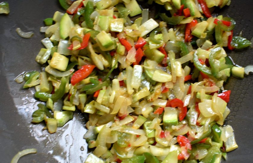 1. Этап. Кебабы в овощах по-турецки: Обрезки кабачков и баклажанов, сладкий перец, чеснок и лук нарежьте мелко и обжарьте до золотистой корочки.