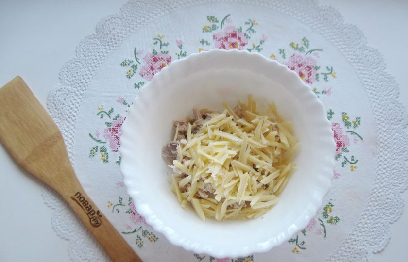 1. Этап. Салат с мясом и жареными шампиньонами: Добавьте тертый сыр.