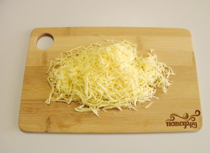 1. Этап. Жульен в тарталетках: Натрите твердый сыр на мелкой терке. Сорт сыра особого значения не имеет, главное, чтобы он легко плавился в духовке.