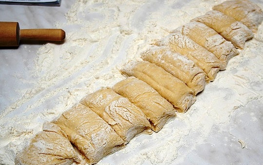 1. Этап. Корзинки с пшенной кашей: Разрезаем тесто на 10 частей одинакового размера.