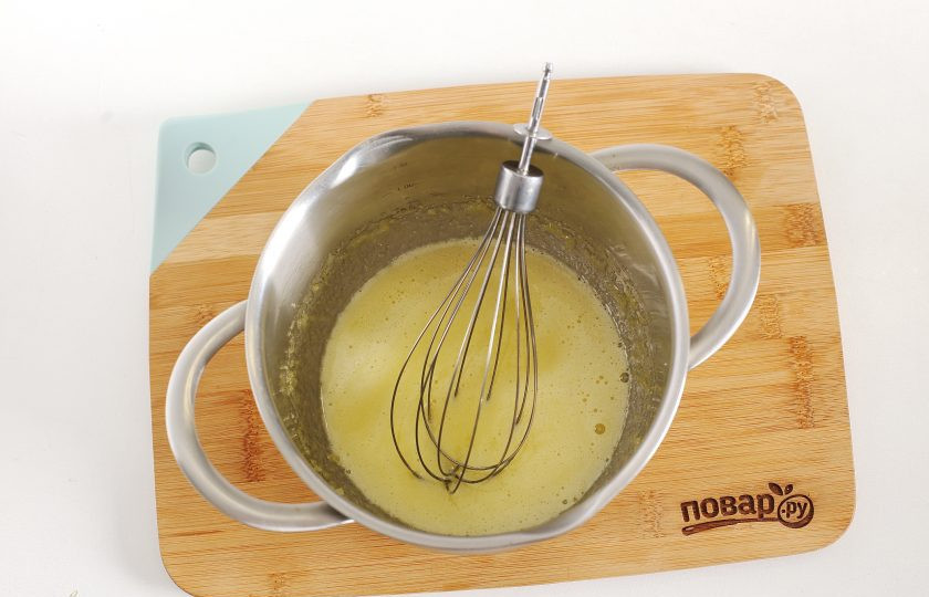 1. Этап. Розовый бисквит: Отделите желтки от белков. Взбейте с половиной нормы сахара.