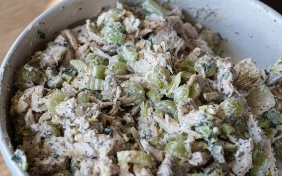 1. Этап. Салат с виноградом, курицей и сельдереем: Солим, перчим, заправляем майонезом.