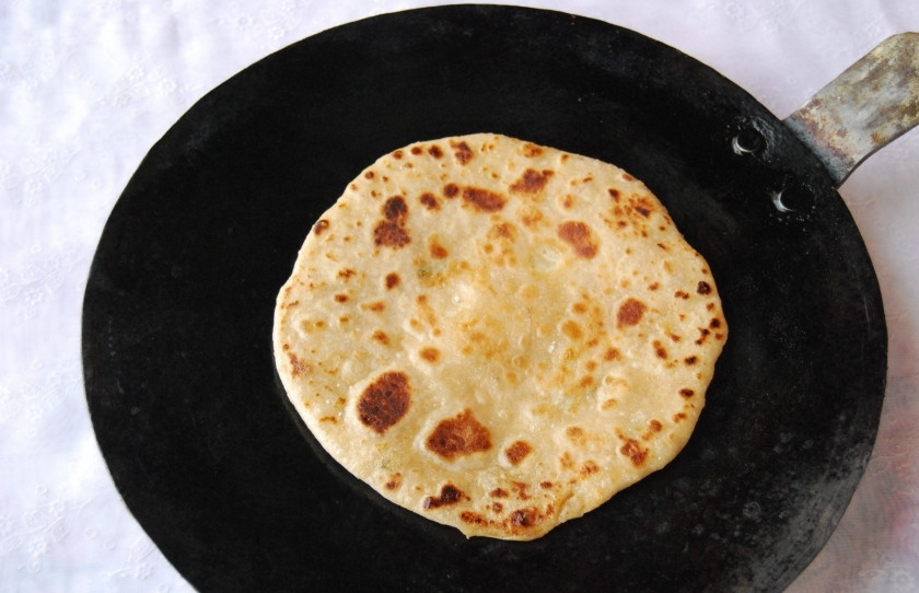 1. Этап. Алу паратха: Так у вас получатся лепёшки с картофелем. Теперь обжарьте их с обеих сторон до золотистой корочки. Подавайте к супу, мясному блюду или с вашим любимым соусом.