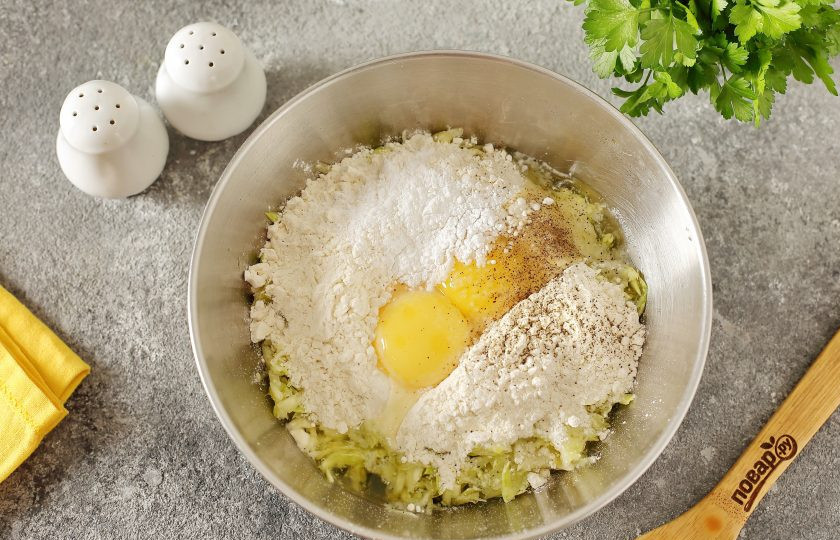 1. Этап. Рулет из кабачков с семгой и сыром: Добавьте к отжатому кабачку муку, яйца, разрыхлитель, соль и молотый перец по вкусу.